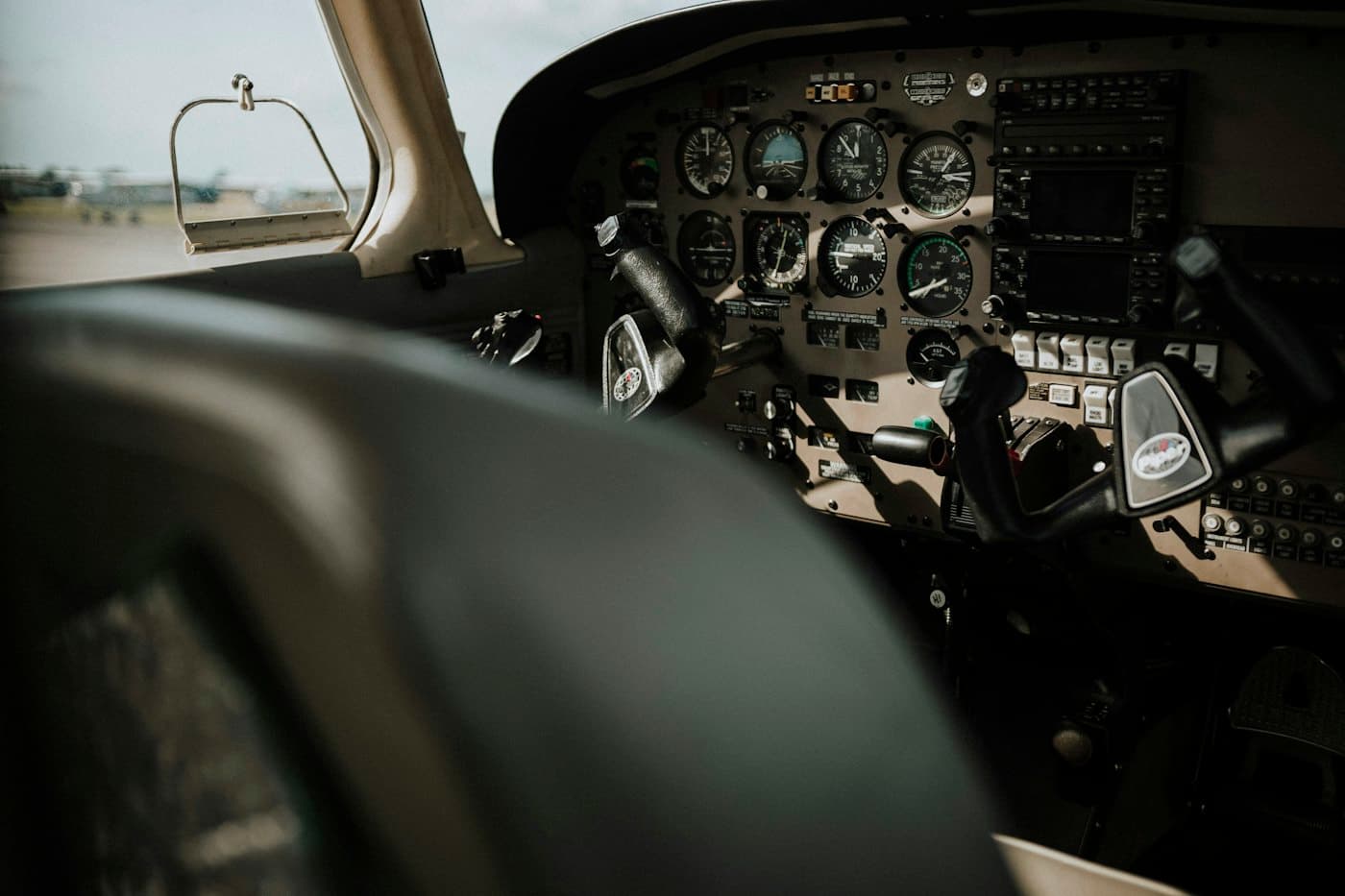 Piper PA-28R-201 Arrow aircraft, photo 2